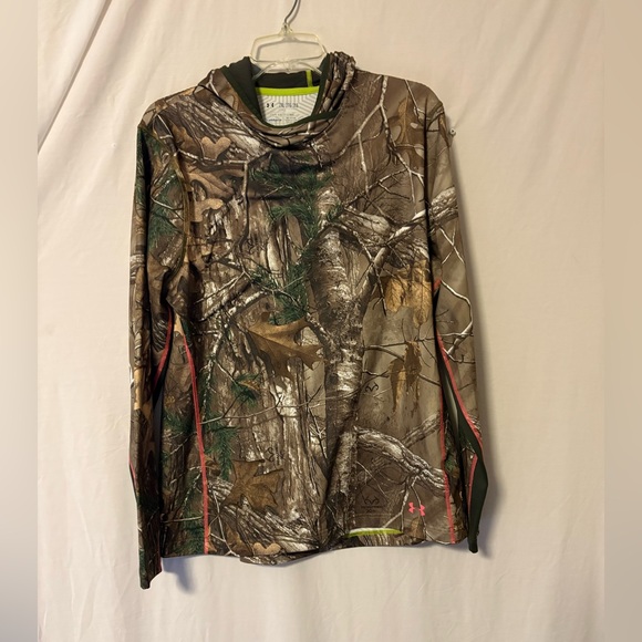 Under Armour Tops - Under Armour Women’s ' Realtree Camo Long Sleeve Cold Gear Hoodie w/ Pink Trim.